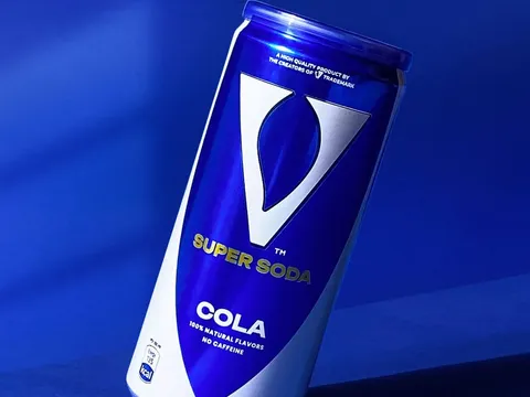 V Super Soda Cola Dose auf einem Tisch — natürlicher Cola-Geschmack ohne Koffein