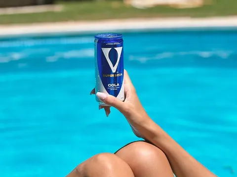 V Super Soda Dosen am Poolrand bei strahlendem Sonnenschein